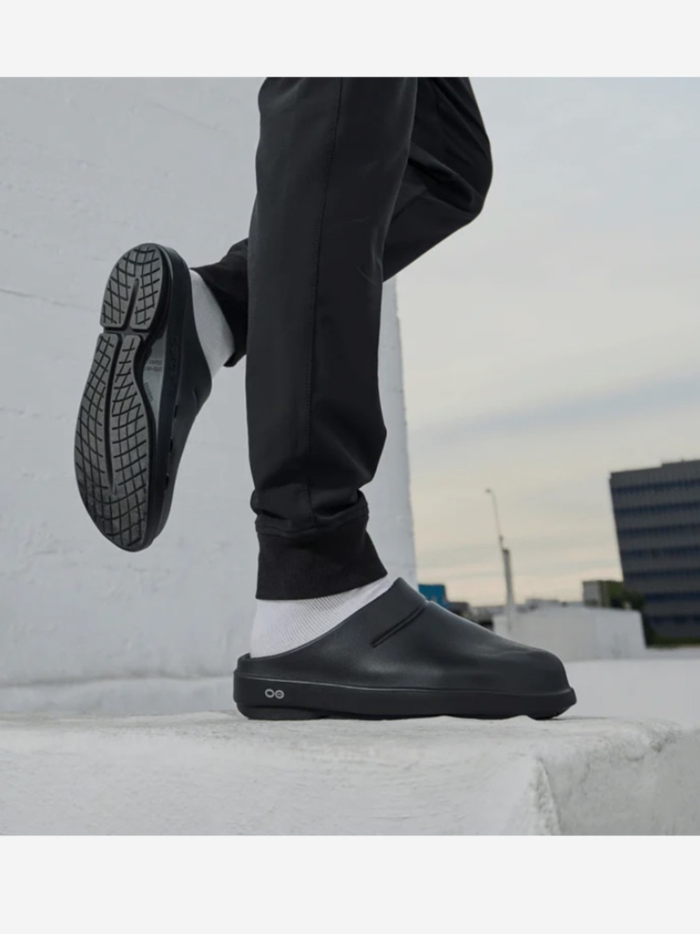 NEW OOFOS Oocloog Clog Black Clogs Size 9 Men